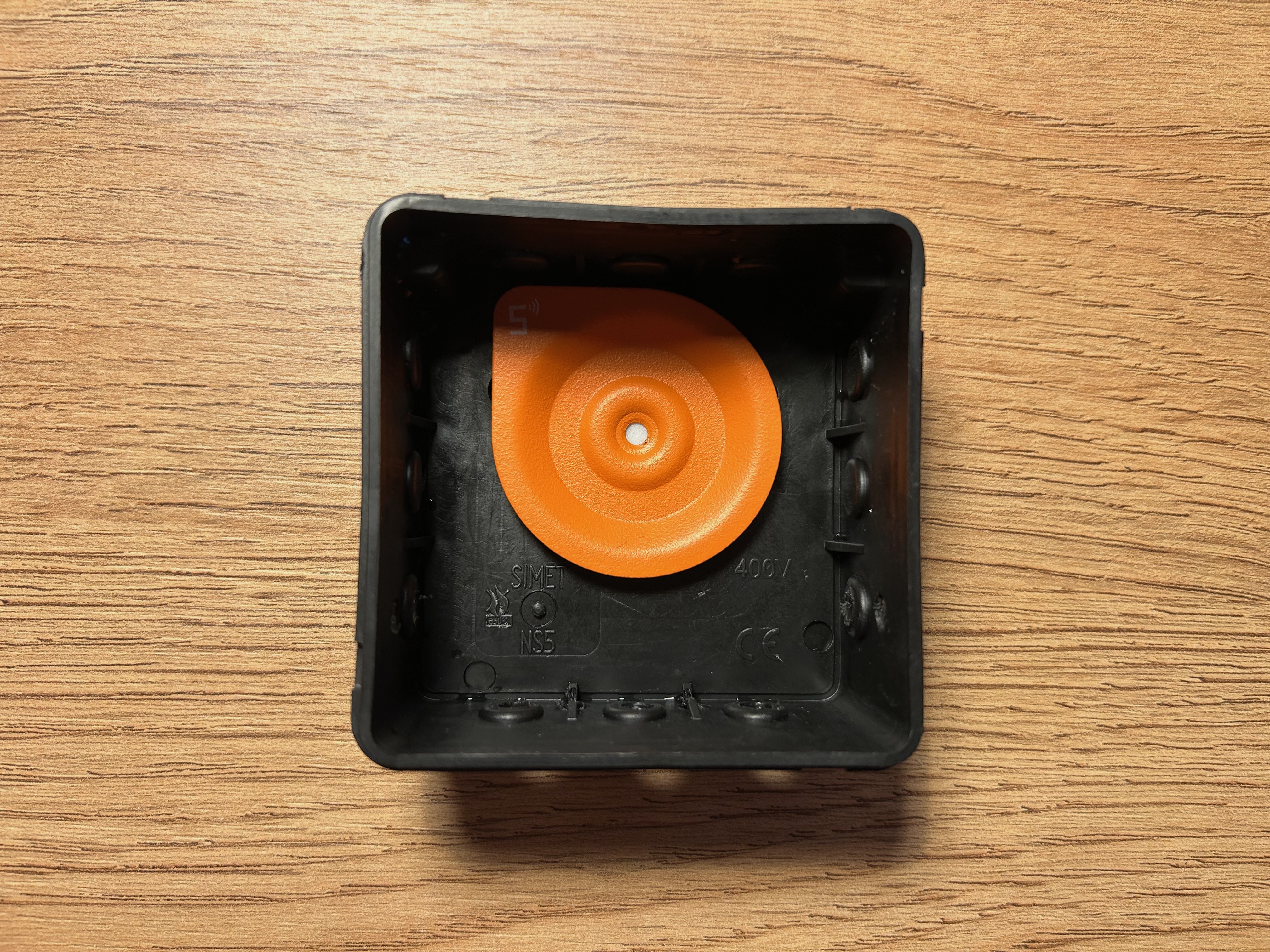 laikiklio priklijavimas į dėžutę