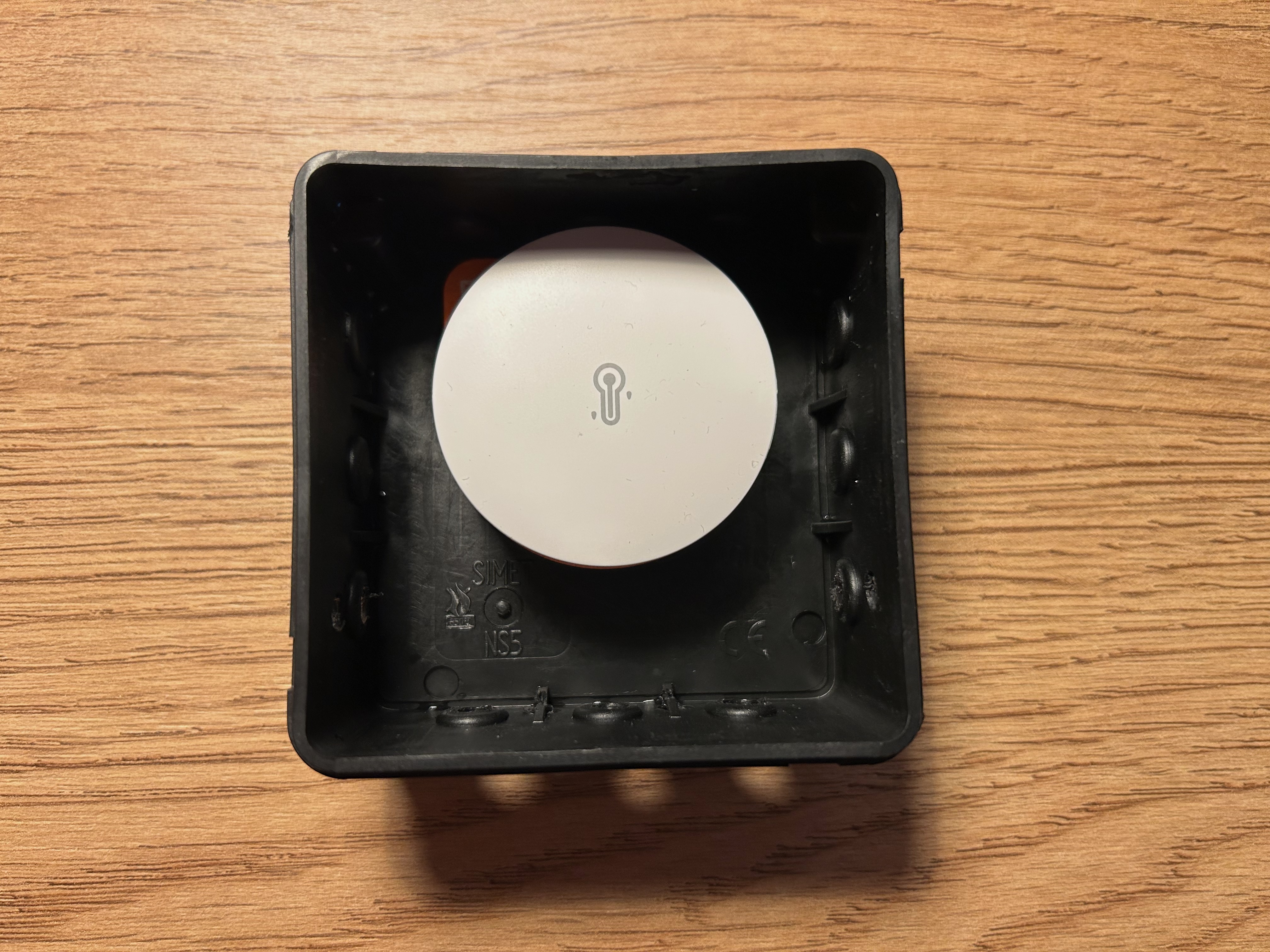 jutiklio įdėjimas į dėžutę