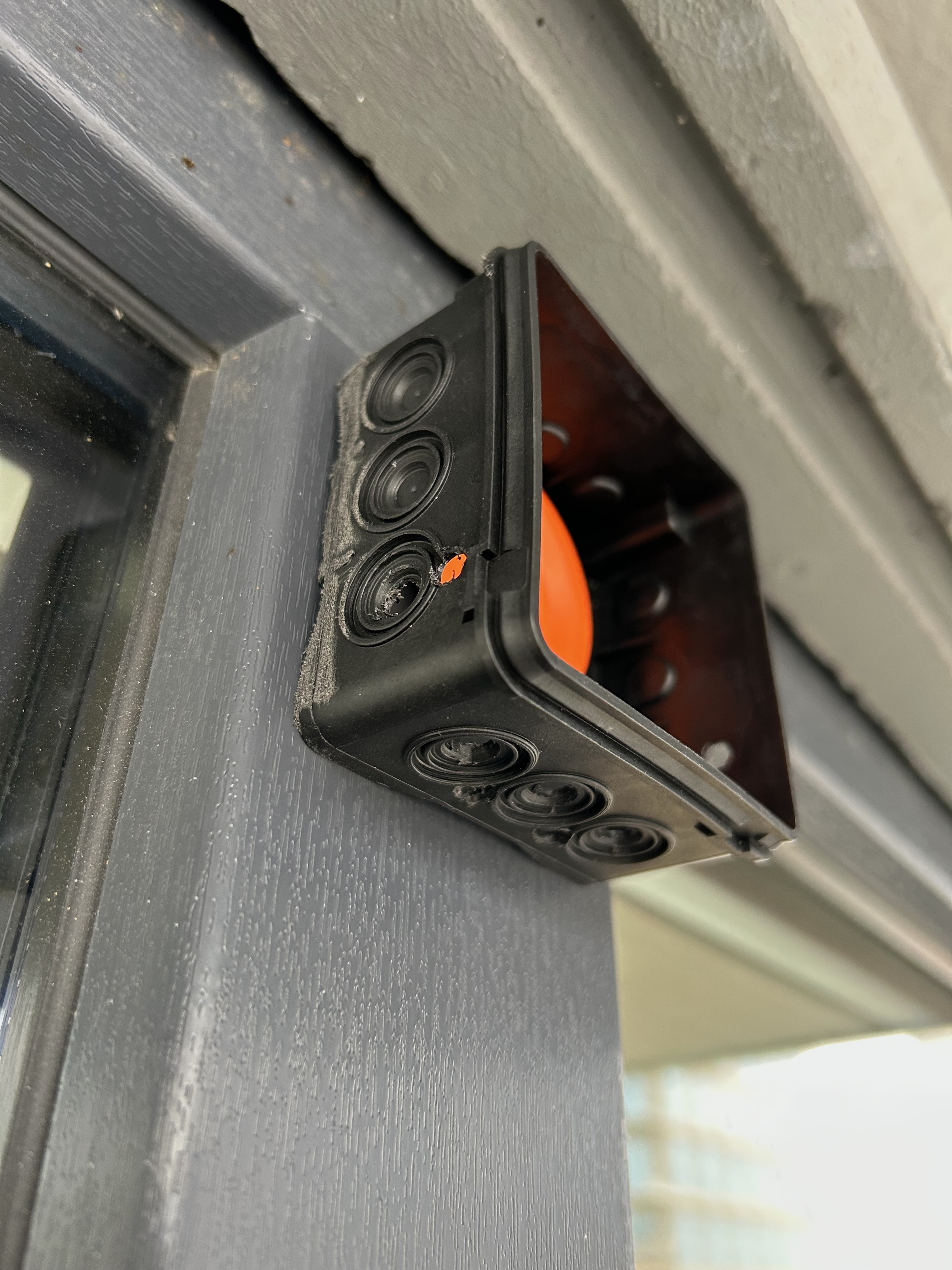 dėžutės vaizdas iš kairės